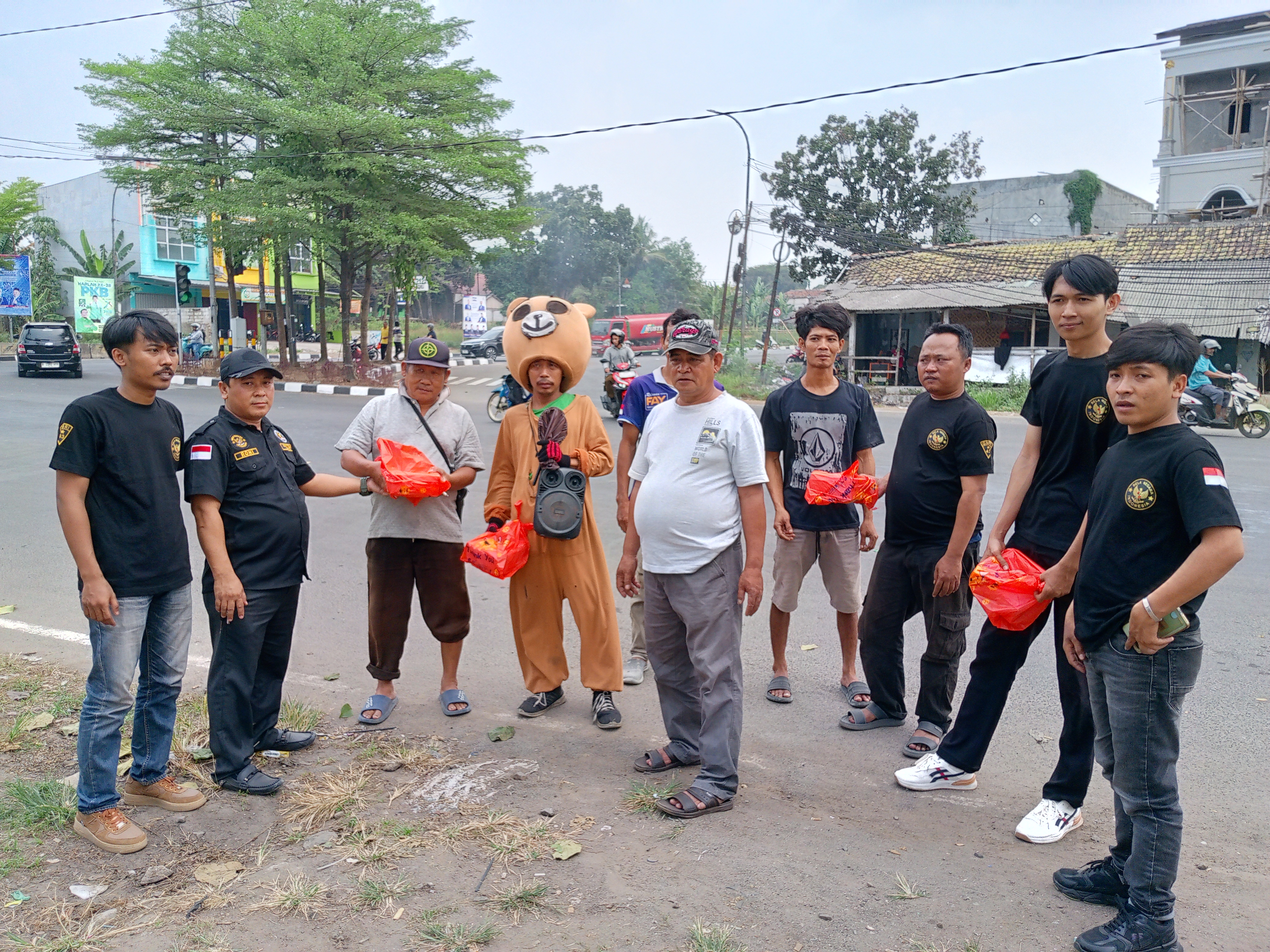 LSM GNRI Bagikan Nasi Kotak di Jumat Berkah, Warga Sambut Antusias